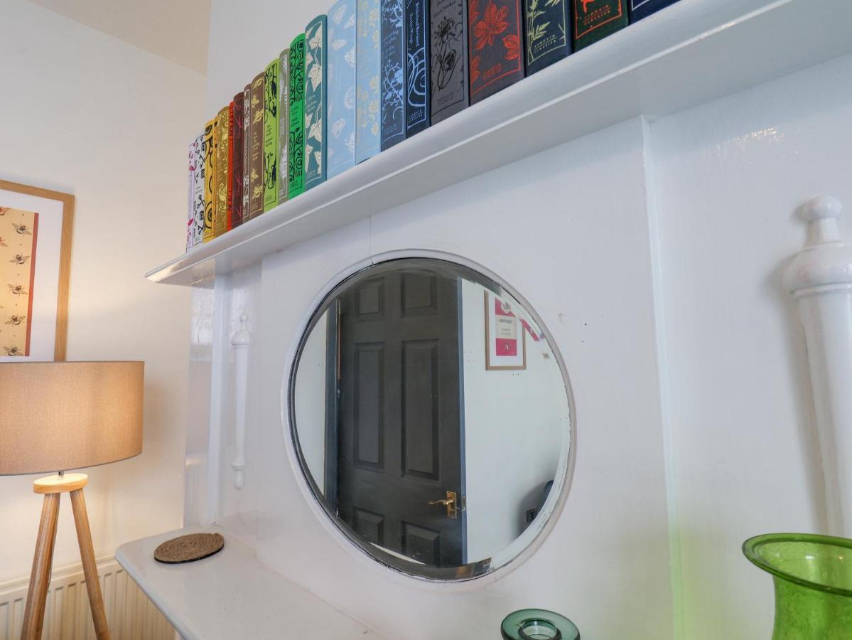 Book House Apartment Whitby Bagian luar foto