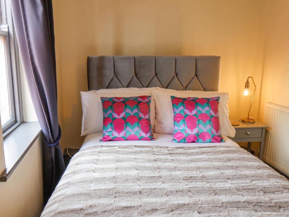 Book House Apartment Whitby Bagian luar foto