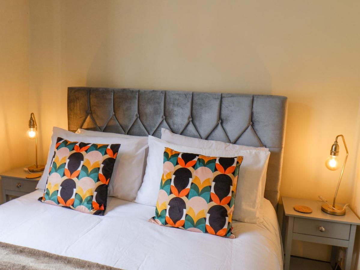 Book House Apartment Whitby Bagian luar foto