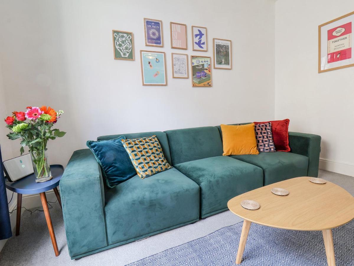 Book House Apartment Whitby Bagian luar foto