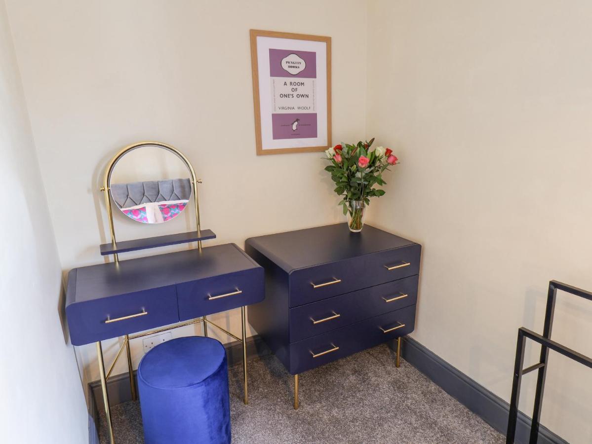 Book House Apartment Whitby Bagian luar foto